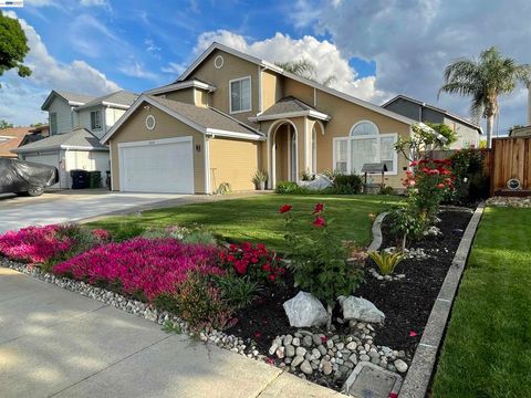 Photo of 1828 Bayberry Ln Ln, Tracy, CA 95376 (MLS # 41130892)