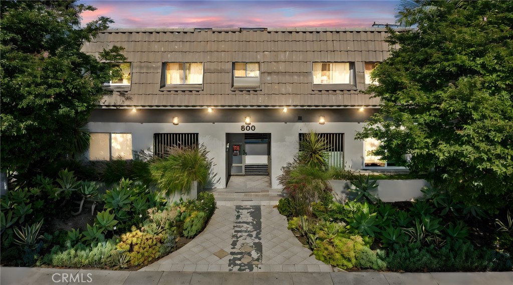 A hidden gem in the Heart of Inglewood! This is a recently UPGRADED and well-maintained 2-bed, 1-bath condo that offers 856 SF. of a spacious living space, perfect for comfortable living or a great investment. There is versatile bedroom with a full bath, great for guests, a home office, or a private retreat. Additional highlights include a convenient a recently remodeled kitchen and in-unit washer & dryer, new closet, and sleek laminate flooring. The attached 1-car garage offers easy access. Ideally located just minutes from SoFi Stadium, Hollywood Park, LAX, and local dining and entertainment. Don’t miss this opportunity, schedule your showing today!