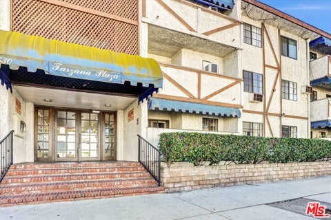 Photo of 18530 Hatteras Street #226, Los Angeles, CA 91356 (MLS # 26875345)