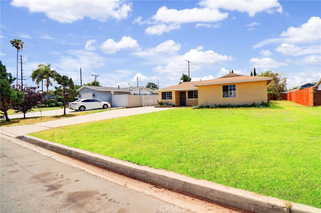 1022 W Grovecenter