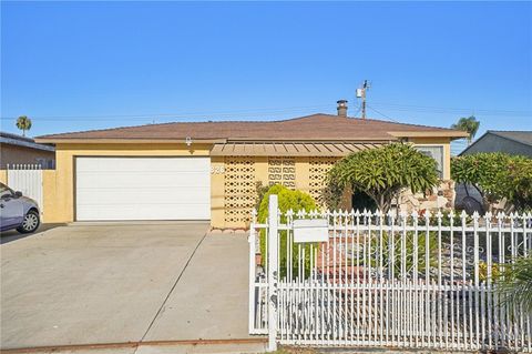 Photo of 826 Del Valle Avenue, La Puente, CA 91744 (MLS # IV25172809)