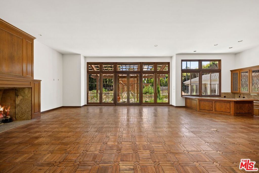 Photo of 184 S Rockingham Avenue, Los Angeles, CA 90049 (MLS # 25588815)