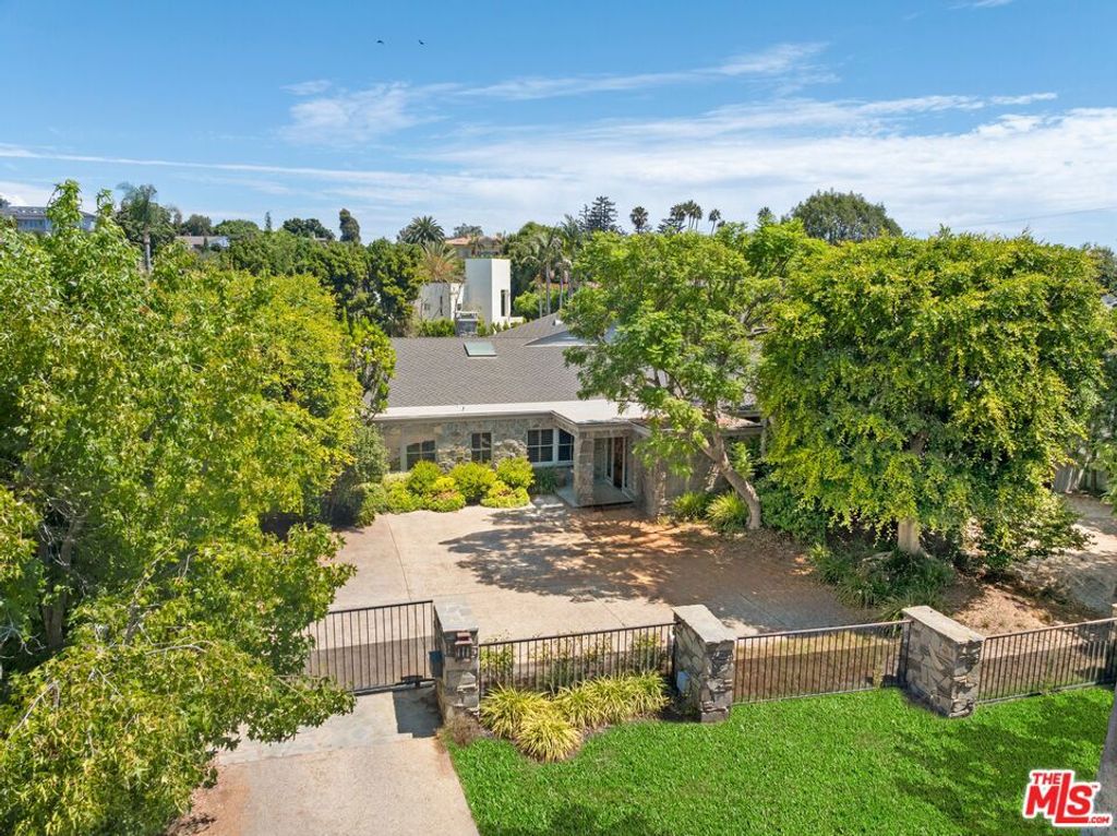 Photo of 184 S Rockingham Avenue, Los Angeles, CA 90049 (MLS # 25588815)
