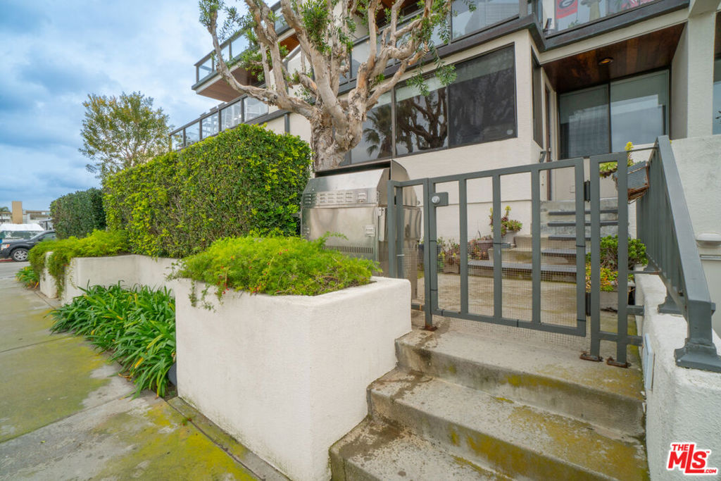 6209 Pacific Avenue 102
