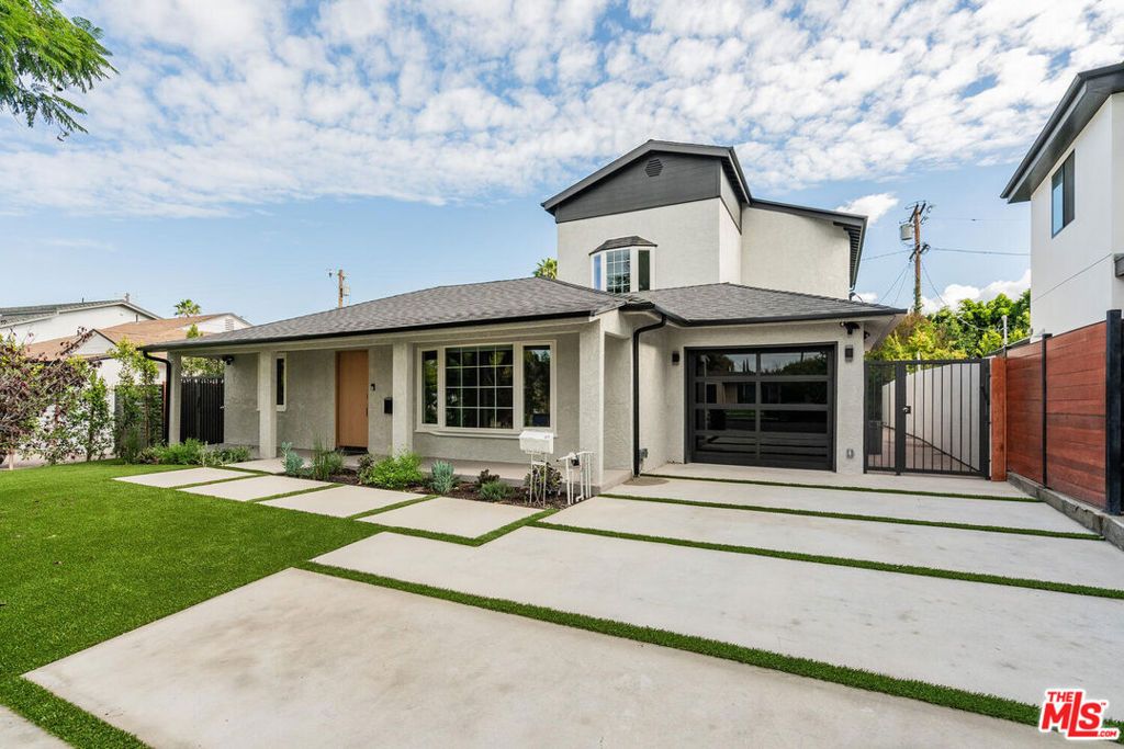 Photo of 5110 Garden Grove Avenue, Tarzana, CA 91356 (MLS # 26736233)