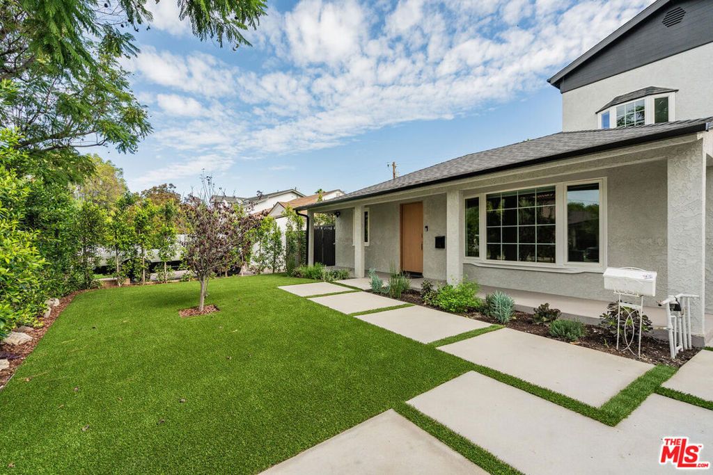 Photo of 5110 Garden Grove Avenue, Tarzana, CA 91356 (MLS # 26736233)