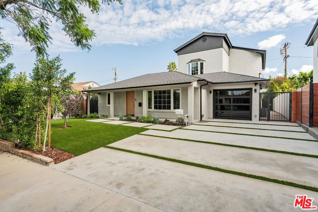 Photo of 5110 Garden Grove Avenue, Tarzana, CA 91356 (MLS # 26736233)