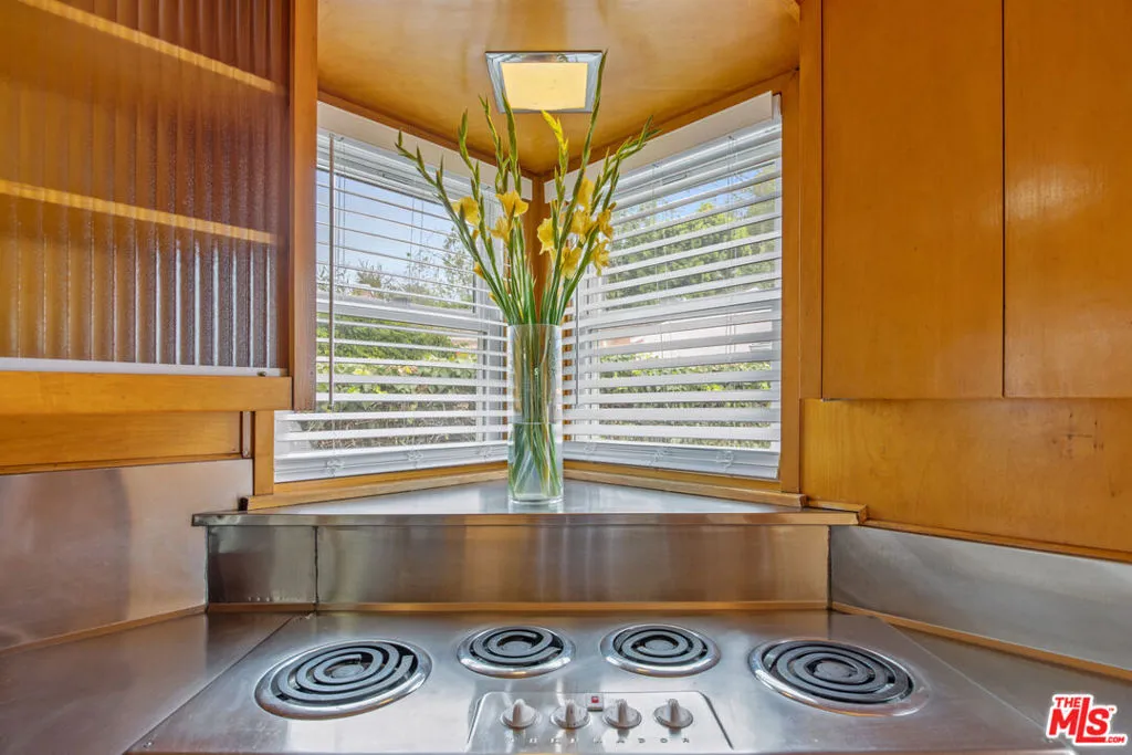 Los Angeles, California 90049, United States, 3 Bedrooms Bedrooms, ,2 BathroomsBathrooms,Residential,Active,239616