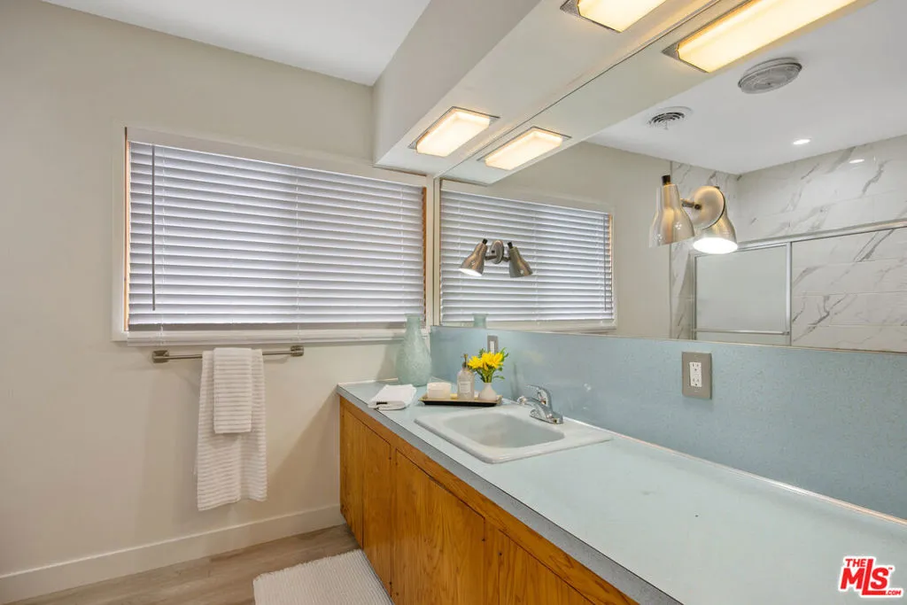 Los Angeles, California 90049, United States, 3 Bedrooms Bedrooms, ,2 BathroomsBathrooms,Residential,Active,239616