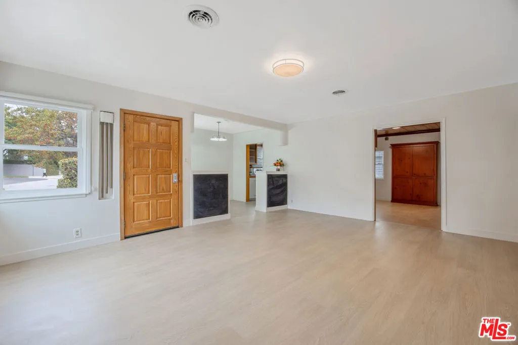 Los Angeles, California 90049, United States, 3 Bedrooms Bedrooms, ,2 BathroomsBathrooms,Residential,Active,239616