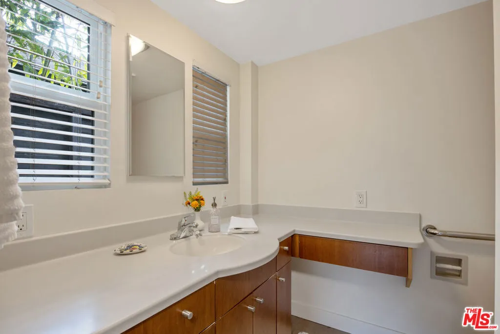 Los Angeles, California 90049, United States, 3 Bedrooms Bedrooms, ,2 BathroomsBathrooms,Residential,Active,239616