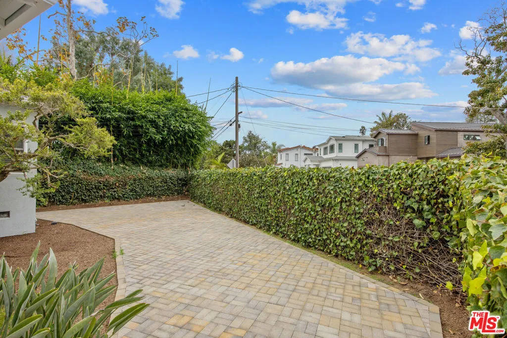 Los Angeles, California 90049, United States, 3 Bedrooms Bedrooms, ,2 BathroomsBathrooms,Residential,Active,239616