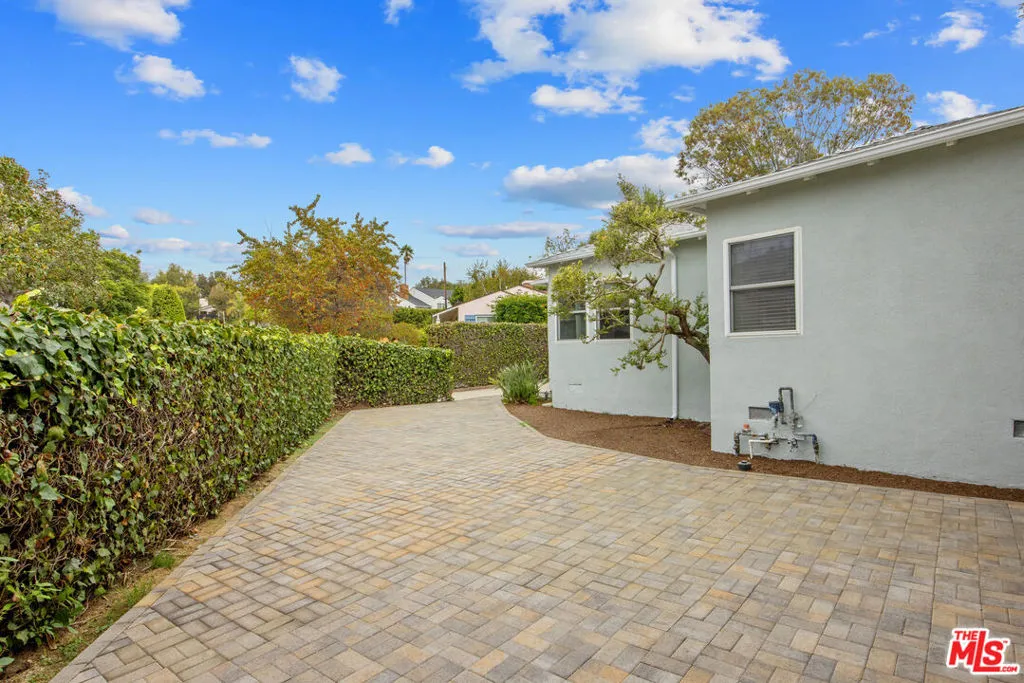 Los Angeles, California 90049, United States, 3 Bedrooms Bedrooms, ,2 BathroomsBathrooms,Residential,Active,239616