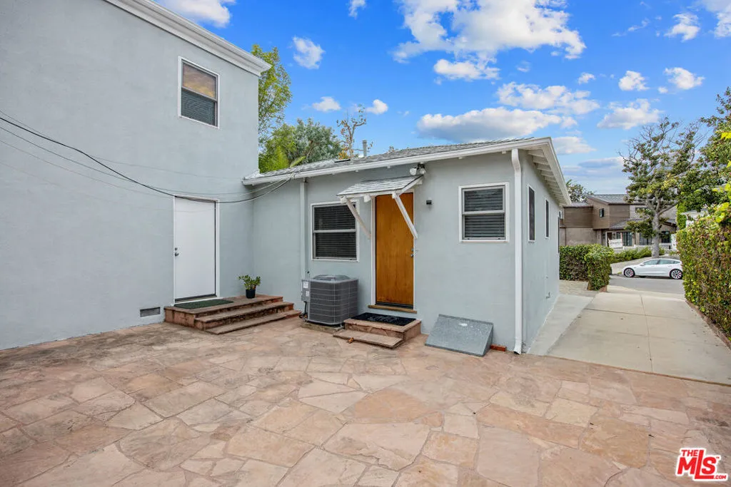 Los Angeles, California 90049, United States, 3 Bedrooms Bedrooms, ,2 BathroomsBathrooms,Residential,Active,239616