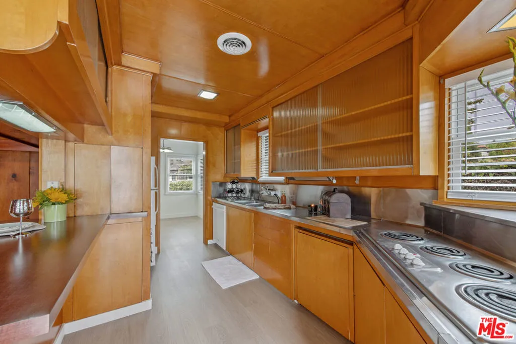 Los Angeles, California 90049, United States, 3 Bedrooms Bedrooms, ,2 BathroomsBathrooms,Residential,Active,239616