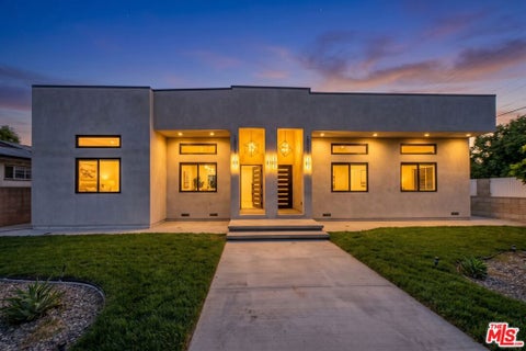 Photo of 15505 Saticoy Street, Van Nuys, CA 91406 (MLS # 26102466)
