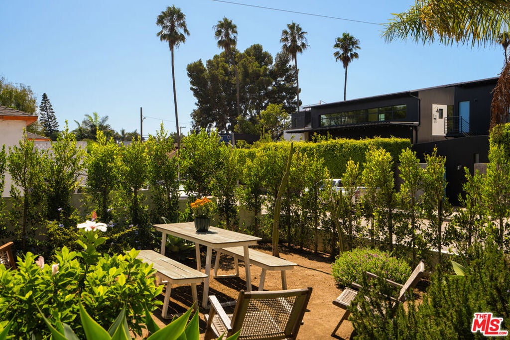 818 Palms Boulevard