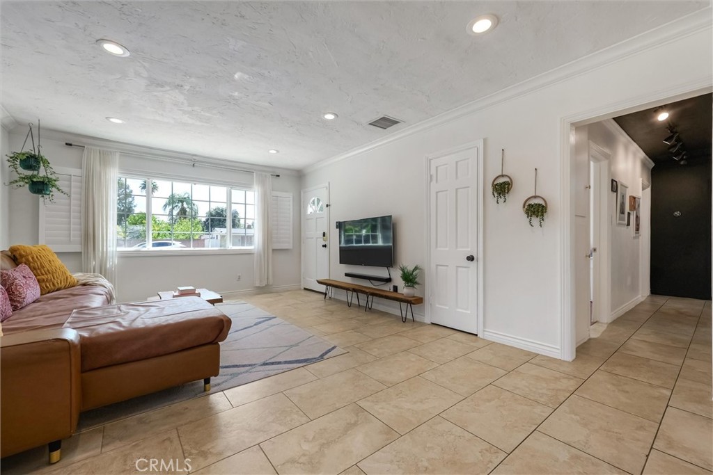 22915 Saticoy Avenue