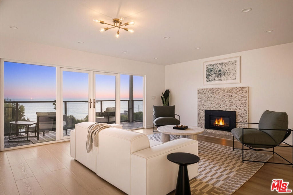 2442 S Coast Highway