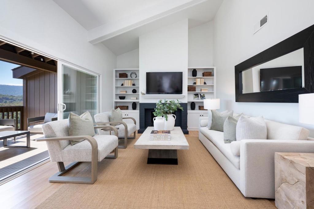 3374 La Mesa Drive 15