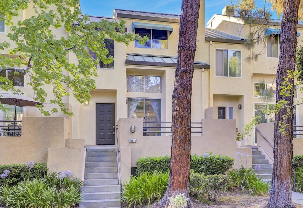 HIGHLY DESIRABLE LOCATION! EAST FACING BEAUTY! GREAT OPPORTUNITY - FIRST TIME HOME BUYERS OR INVESTORS! TONS OF NATURAL LIGHT & AIR! LUXURIOUS PRIMARY MASTER BEDROOM & JUNIOR SUITE! Welcome to this CHARMING EAST FACING townhome in the sought-after River Oaks neighborhood of North San Jose - rare opportunity offering comfort, style & convenience. This EXECUTIVE 3 bed with 3 baths is one of the HIGHLY DESIRABLE PLAN in community with both a separate FAMILY ROOM & LIVING ROOM - perfect for multi-functional use. The kitchen is thoughtfully designed, providing ample space for meal preparation & casual dining. Enjoy cozy evenings in the SEPARATE FAMILY room featuring a FIREPLACE, perfect for relaxation or entertaining guests. The LUXURIOUS PRIMARY MASTER BEDROOM features a en-suite bath & a spacious walk-in closet, offering the ultimate retreat. Paired with a well-appointed JUNIOR SUITE, complete with its own private bathroom. Residents will appreciate access to community pool, adding a touch of leisure and recreation. With 2 garage spaces, parking is both convenient & secure. Located just minutes from MAJOR TECH CAMPUSES, shopping & dining. Whether you're a first-time buyer or savvy investor, this is an incredible opportunity to own in one of San Joses most vibrant & connected areas.
