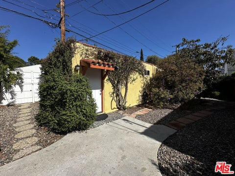 Photo of 859 1/2 Commonwealth Avenue, Venice, CA 90291 (MLS # 26998815)