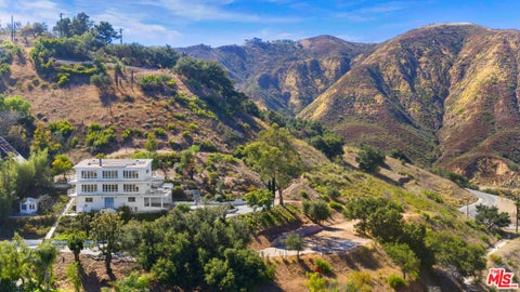Photo of 21733 Castlewood Drive, Malibu, CA 90265 (MLS # 26847921)