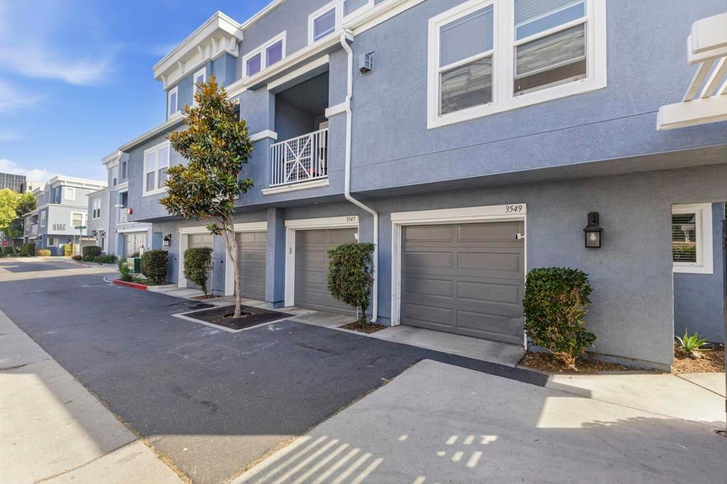 3549 Shoreline Bluff Lane LN