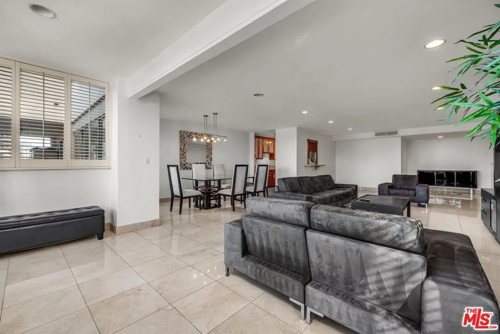 Los Angeles, California 90024, United States, 1 Bedroom Bedrooms, ,1 BathroomBathrooms,Residential,Active,253033