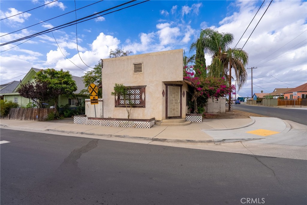 Main image without alt text