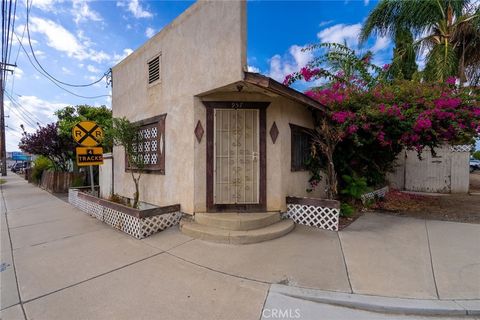 Photo of 957 Center Street, Riverside, CA 92507 (MLS # IV25240856) Photo of 957 Center Street, Riverside, CA 92507 (MLS # IV25240856)
