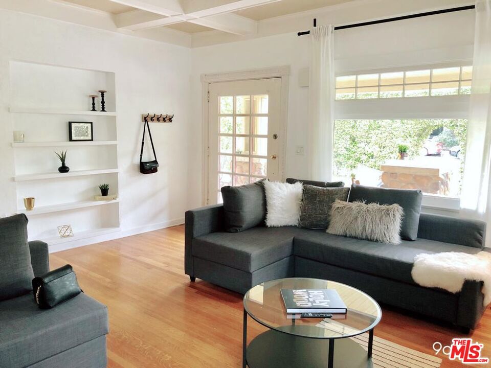 2005 N Beachwood Drive