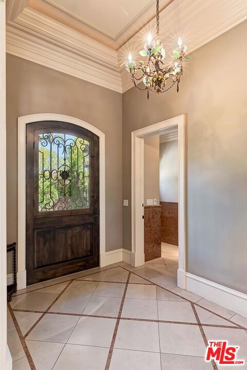 513 N Canon Drive