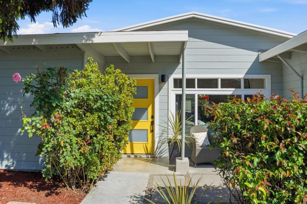 1140 Almanor Avenue, Menlo Park CA 94025