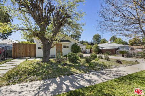 Photo of 19014 Bessemer St, Tarzana, CA 91335 (MLS # 26675063)