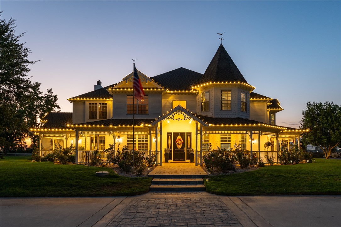 379 North Drive