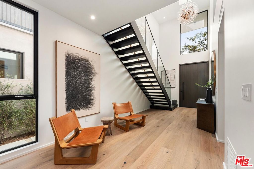 Photo of 2036 Glyndon Avenue, Venice, CA 90291 (MLS # 25482667)