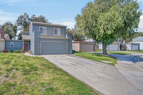 Photo of 1605 Cherokee Drive, Salinas, CA 93906 (MLS # ML82042532)