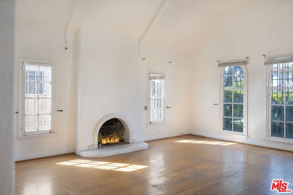 Photo of 424 N Edinburgh Avenue, Los Angeles, CA 90048 (MLS # 26655503)