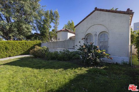 Photo of 424 N Edinburgh Avenue, Los Angeles, CA 90048 (MLS # 26655503)