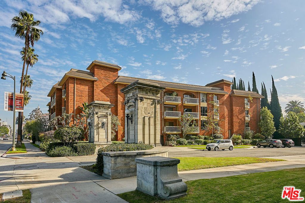 Photo of 4444 Wilshire Boulevard #206, Los Angeles, CA 90010 (MLS # 25609223)