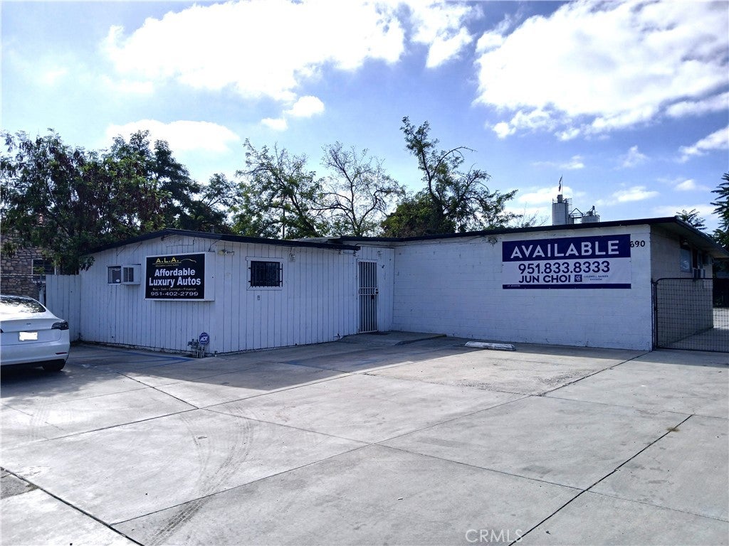 690 W Esplanade Avenue