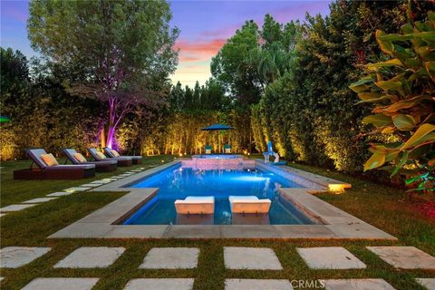 Photo of 22900 Hatteras Avenue, Woodland Hills, CA 91367 (MLS # BB26031462)