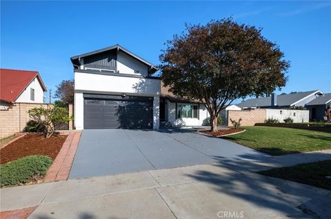 Photo of 1527 Greenpoint Dr. Dr, Corona, CA 92878 (MLS # SB25277394)