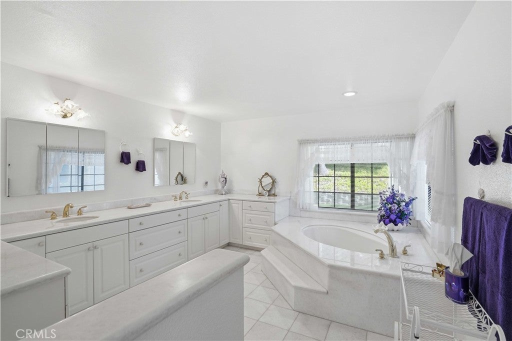 Castaic, California, 91384, United States, 8 Bedrooms Bedrooms, ,5 BathroomsBathrooms,Residential,Active,2052118