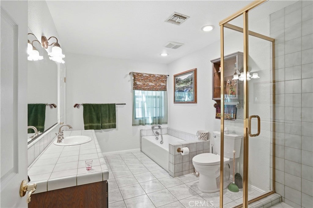 Castaic, California, 91384, United States, 8 Bedrooms Bedrooms, ,5 BathroomsBathrooms,Residential,Active,2052118