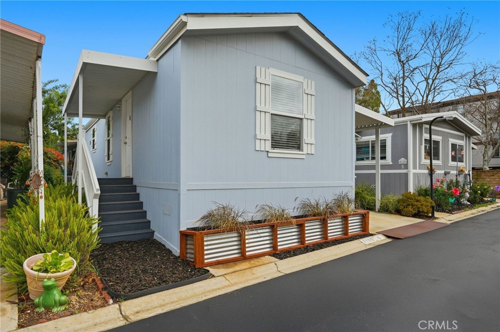 2193 Los Feliz Drive 6