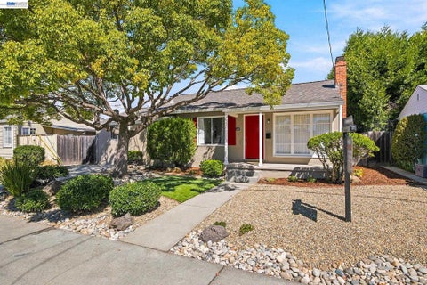 Photo of 2220 Farley St ST, Castro Valley, CA 94546 (MLS # 41147321)