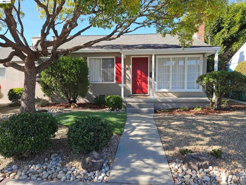 Photo of 2220 Farley St ST, Castro Valley, CA 94546 (MLS # 41147321)