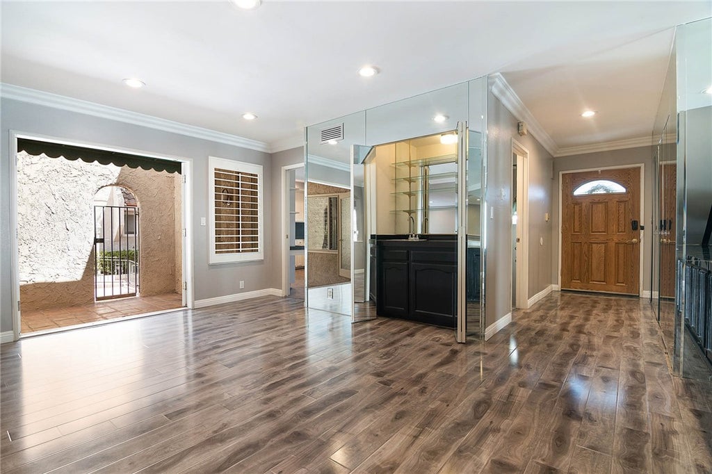 Photo of 5401 Zelzah AVE #115, Encino, CA 91316 (MLS # BB26102751)